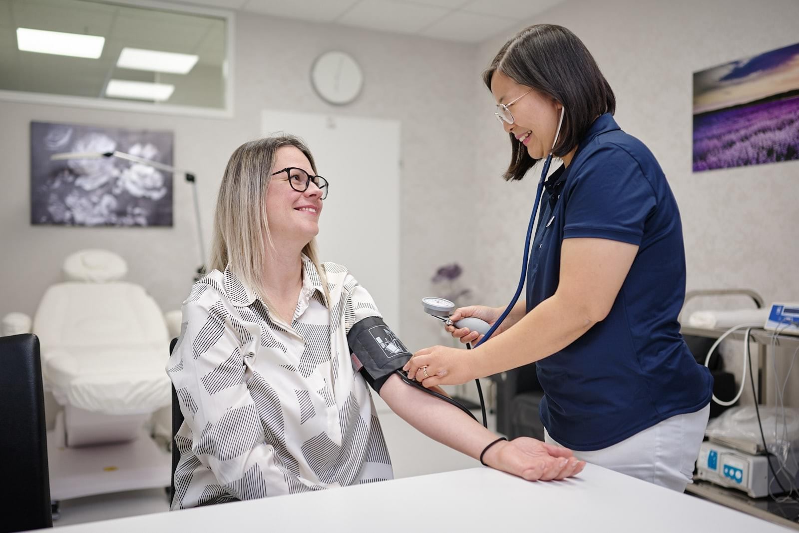 Blutdruckmessung bei einer Patientin